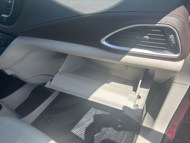 Used 2021 Chrysler Pacifica Touring-L FWD image 38