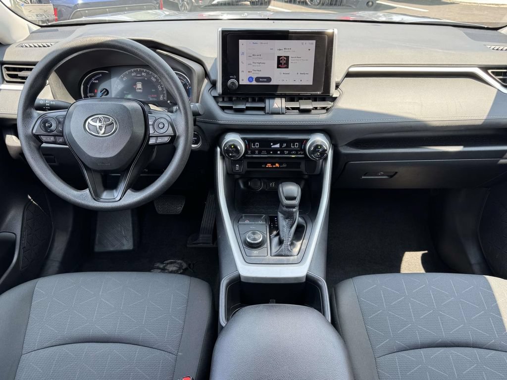 Used 2025 Toyota RAV4 XLE AWD/4WD image 2