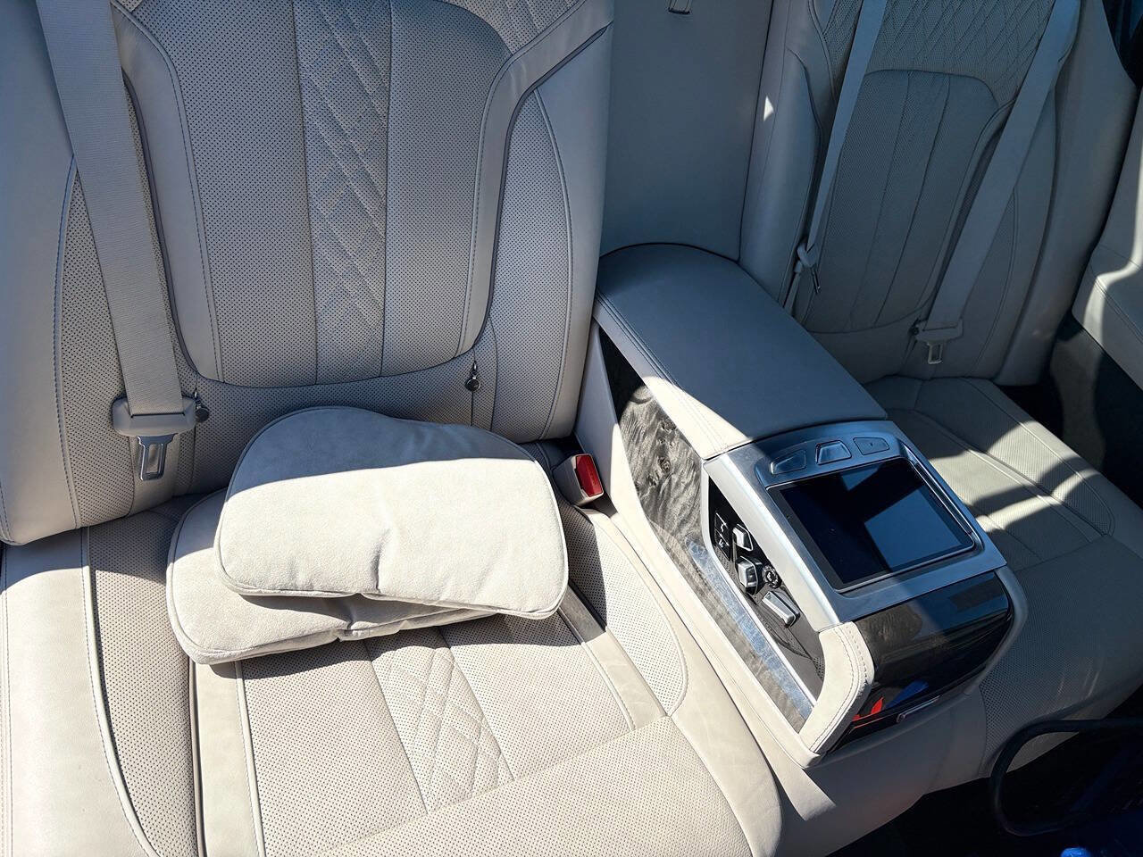 Used 2018 BMW 750i xDrive AWD/4WD image 27