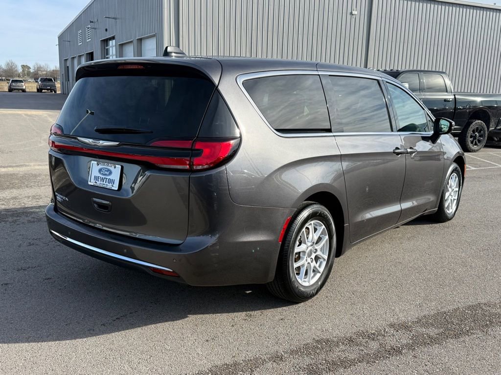 Used 2023 Chrysler Pacifica Touring-L image 32