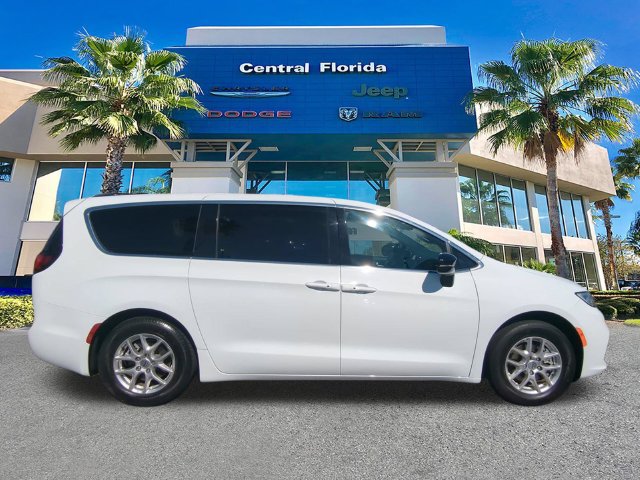 Certified 2025 Chrysler Pacifica Select FWD image 4