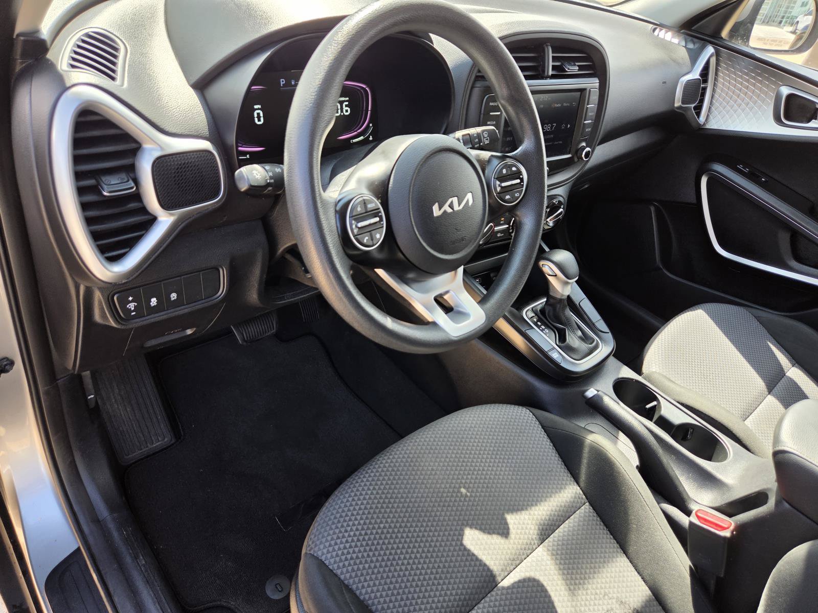 Used 2024 Kia Soul LX w/ LX Technology Package FWD image 17