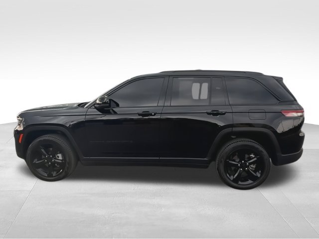 Used 2024 Jeep Grand Cherokee Limited w/ Black Appearance Package AWD/4WD image 5