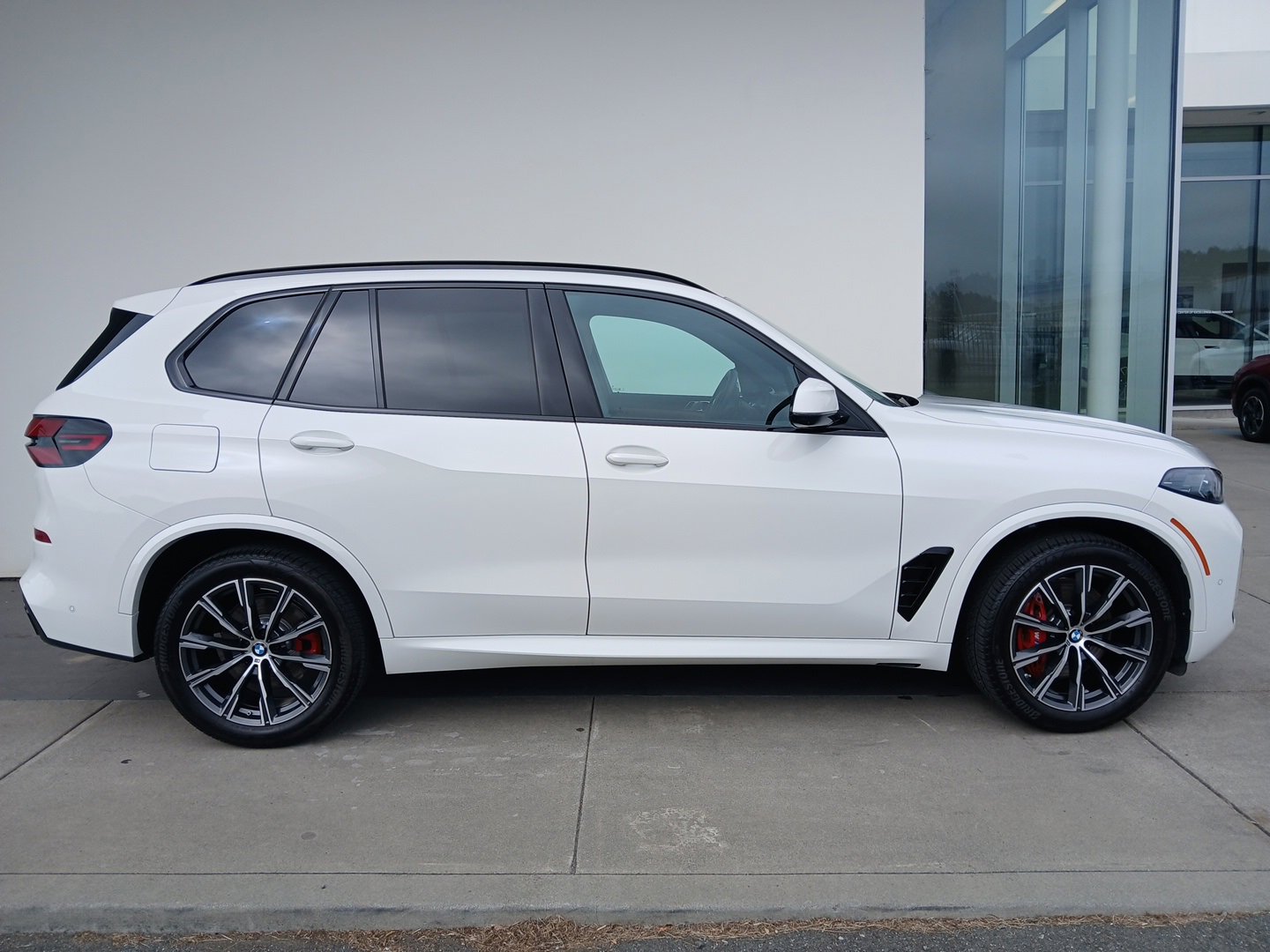 Used 2026 BMW X5 xDrive40i w/ M Sport Package image 3