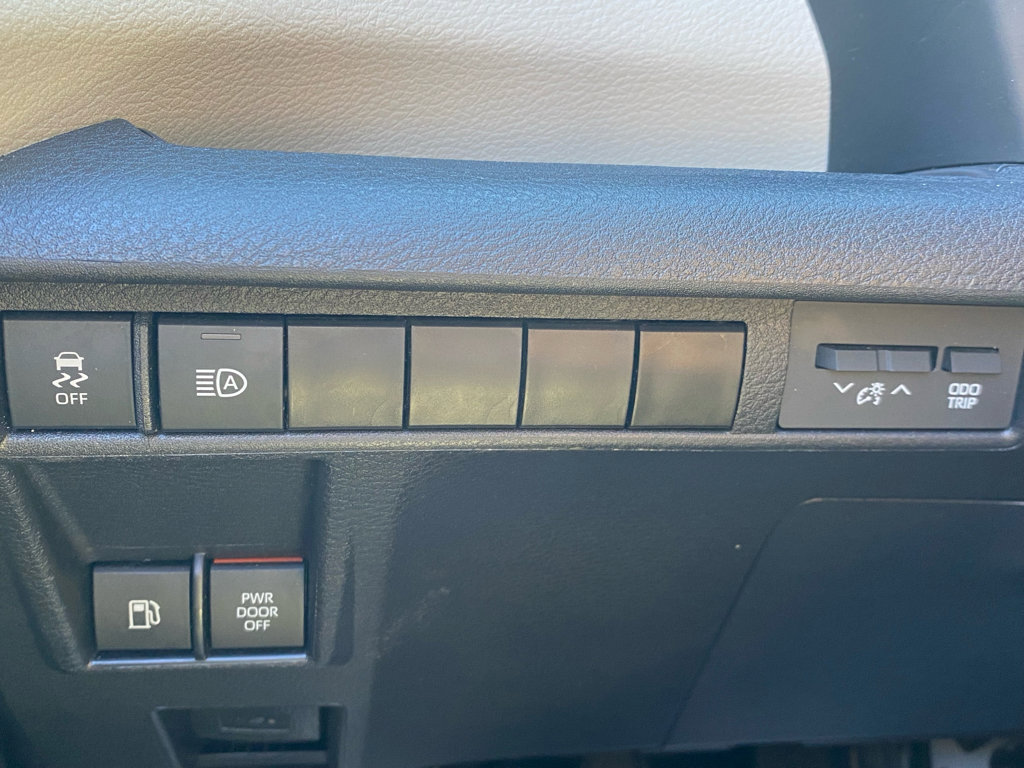 Used 2024 Toyota Sienna XLE image 21