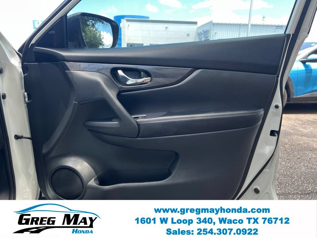 Used 2017 Nissan Rogue SV w/ SV Family Package FWD image 11