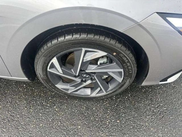 Used 2025 Hyundai Elantra SEL FWD image 17