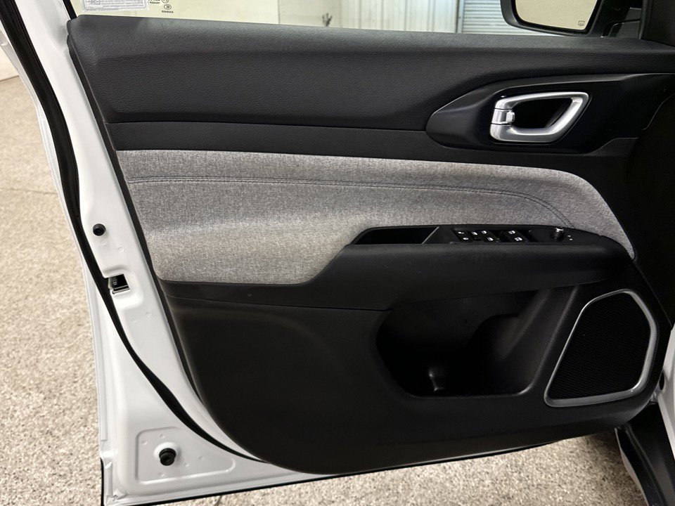 Used 2025 Jeep Compass Latitude w/ Convenience Group image 3