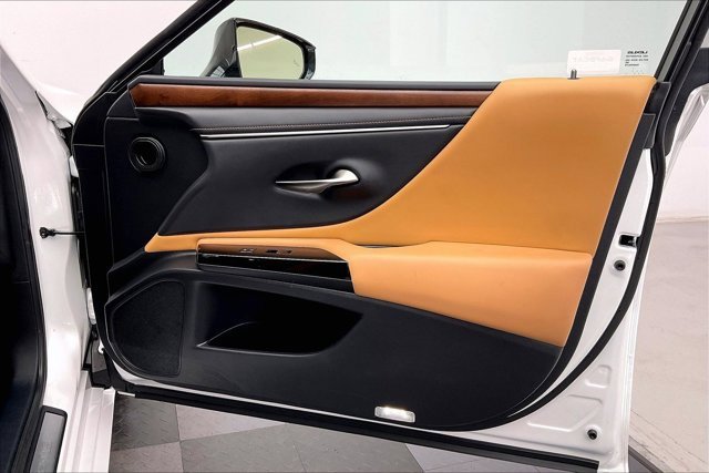 Used 2025 Lexus ES 300h w/ Premium Package image 27