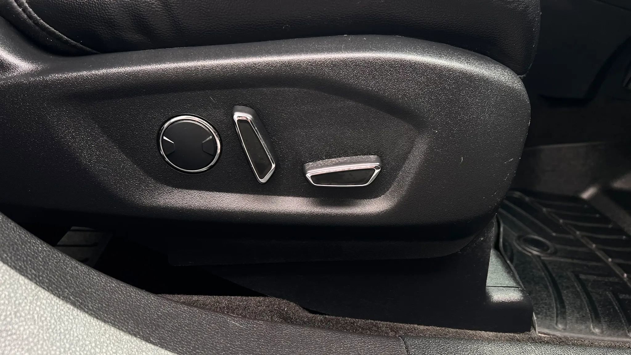 Used 2017 Ford Explorer XLT w/ Equipment Group 202A image 26