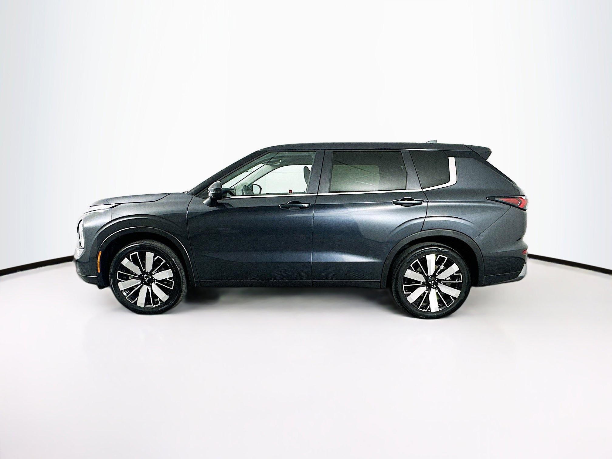 Used 2025 Mitsubishi Outlander SE AWD/4WD image 4