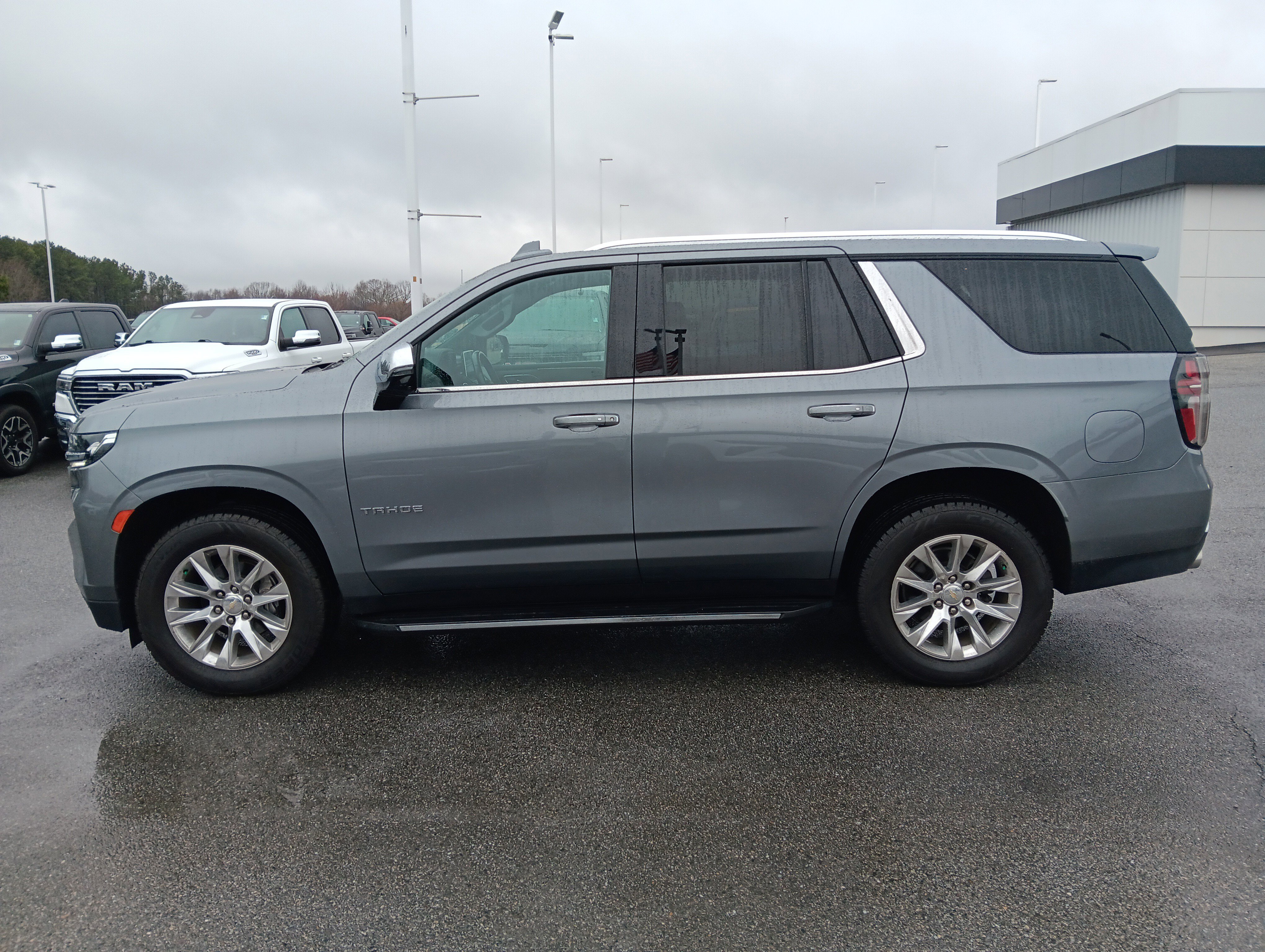 Used 2021 Chevrolet Tahoe Premier w/ Premium Package image 3