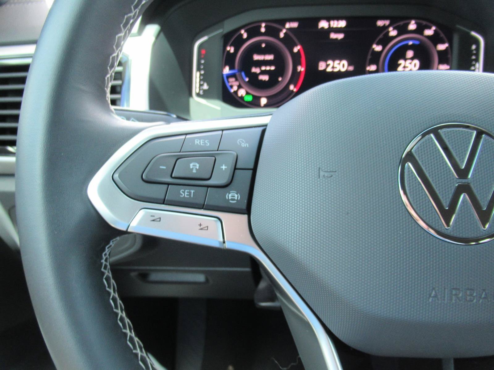 Used 2022 Volkswagen Atlas Cross Sport SE FWD image 23