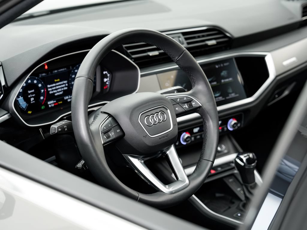 Certified 2025 Audi Q3 2.0T Premium w/ Convenience Package AWD/4WD image 9
