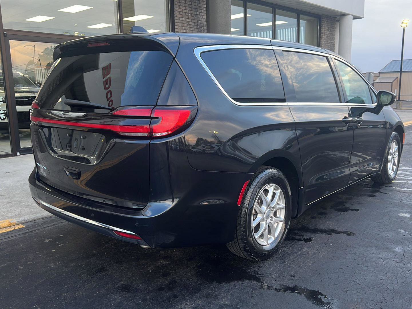 Used 2023 Chrysler Pacifica Touring-L image 4