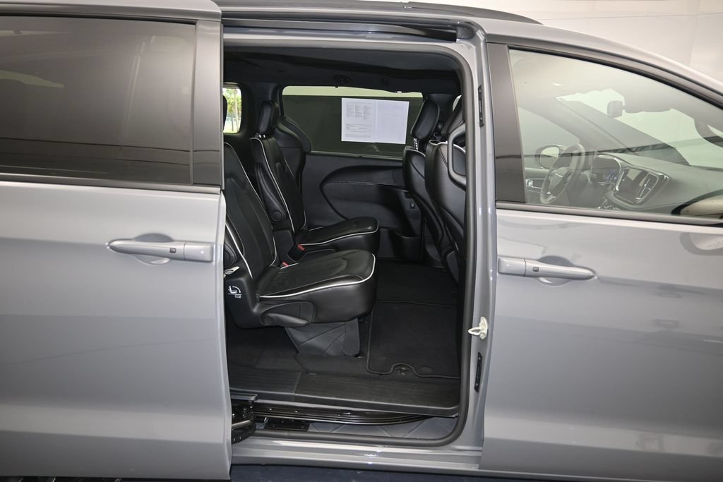 Used 2025 Chrysler Pacifica Limited FWD image 26
