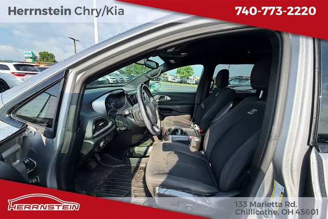 Used 2018 Chrysler Pacifica Touring Plus w/ S Appearance Package FWD image 22