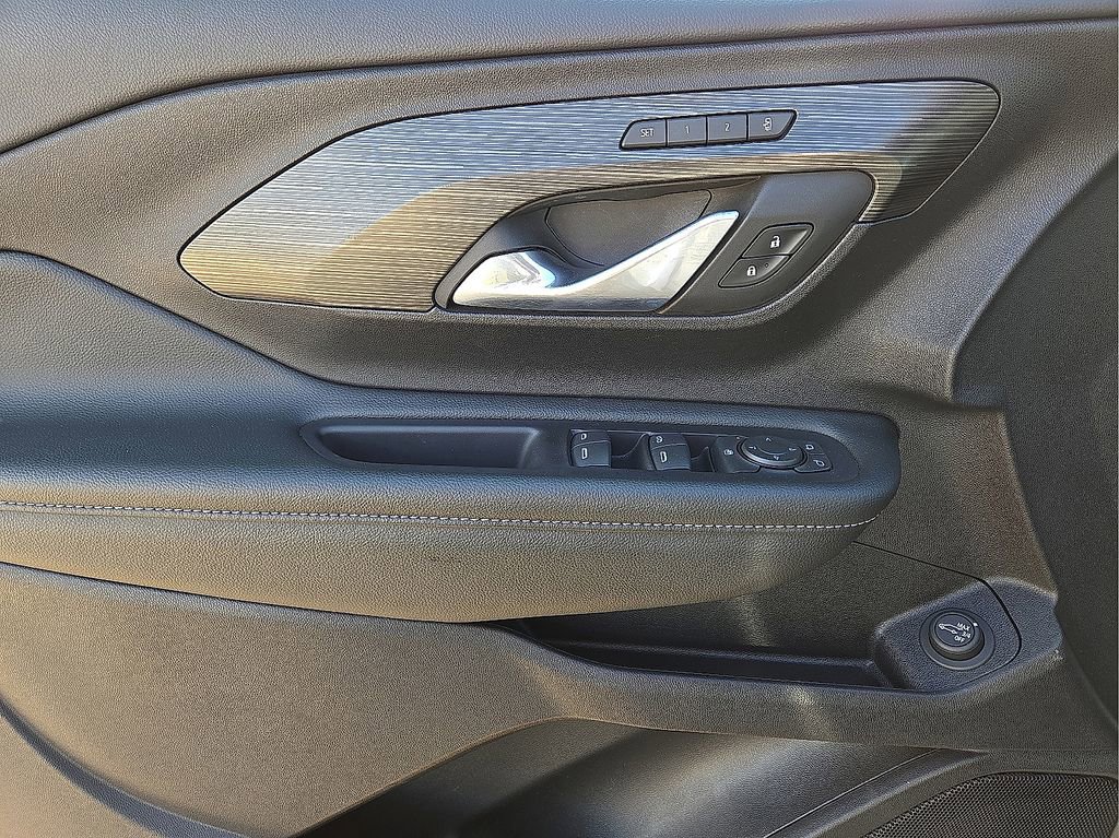 Used 2024 GMC Terrain SLT image 23