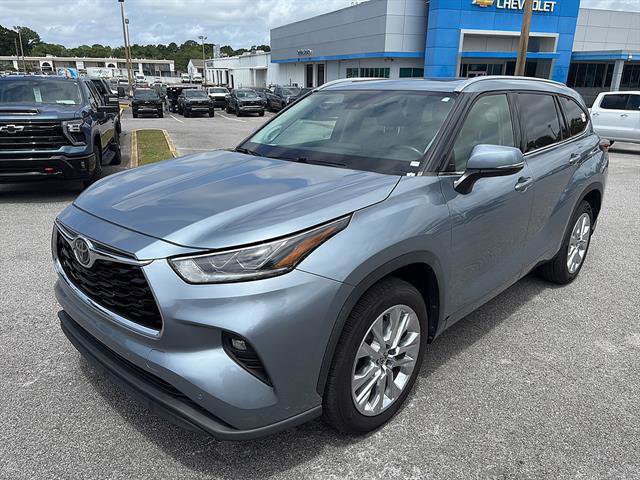 Used 2020 Toyota Highlander Limited FWD image 2