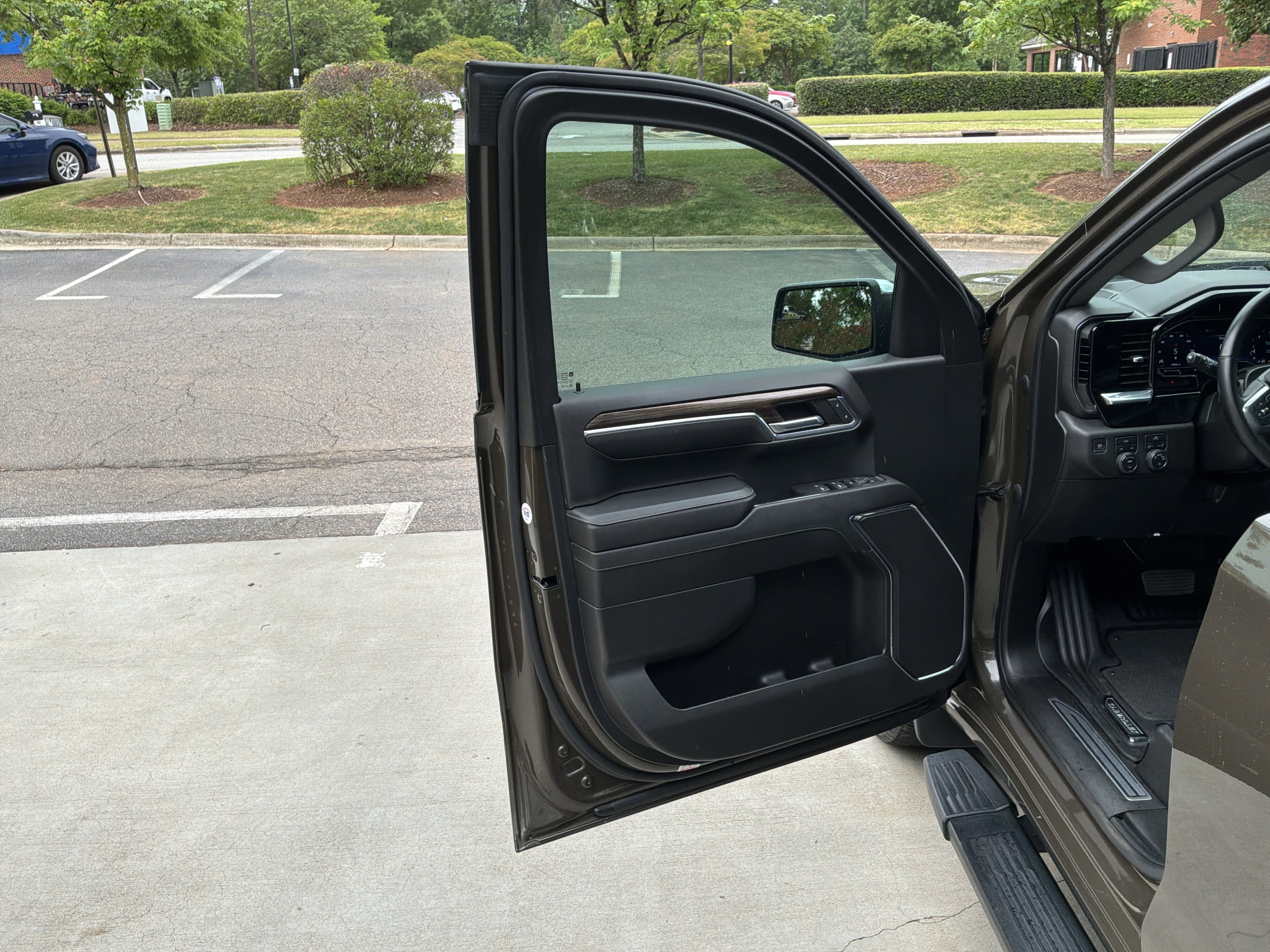 Used 2023 Chevrolet Silverado 1500 LT w/ Convenience Package II AWD/4WD image 14