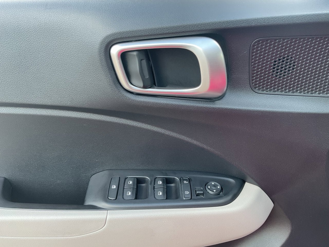 Used 2025 Hyundai Venue SEL FWD image 21
