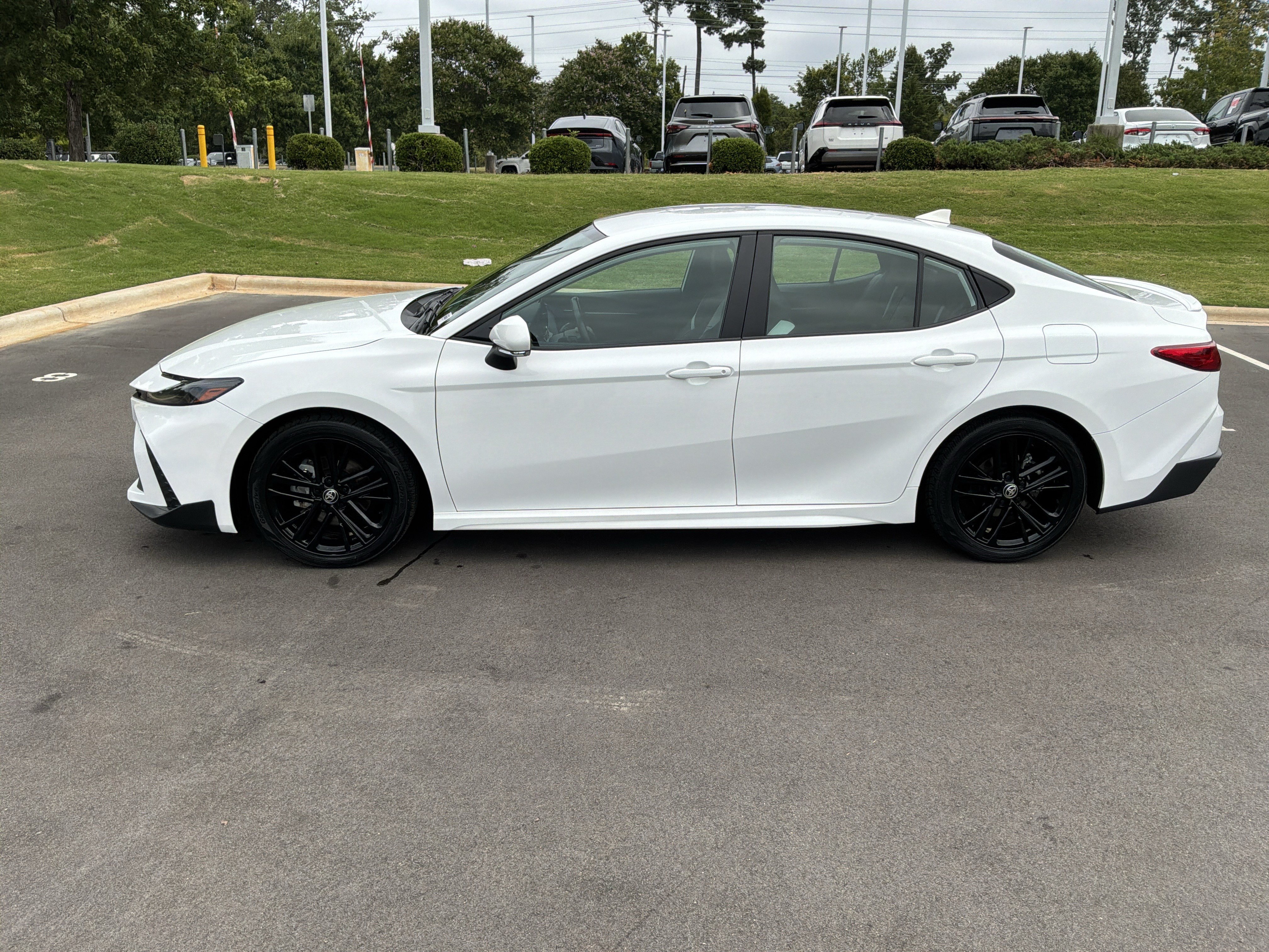 Used 2025 Toyota Camry SE FWD image 10