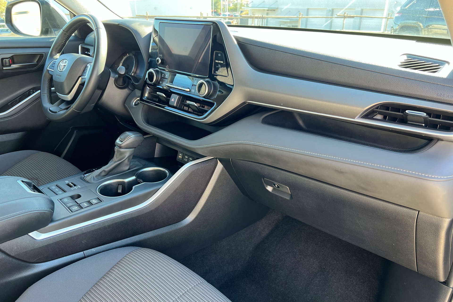 Used 2024 Toyota Highlander LE image 27