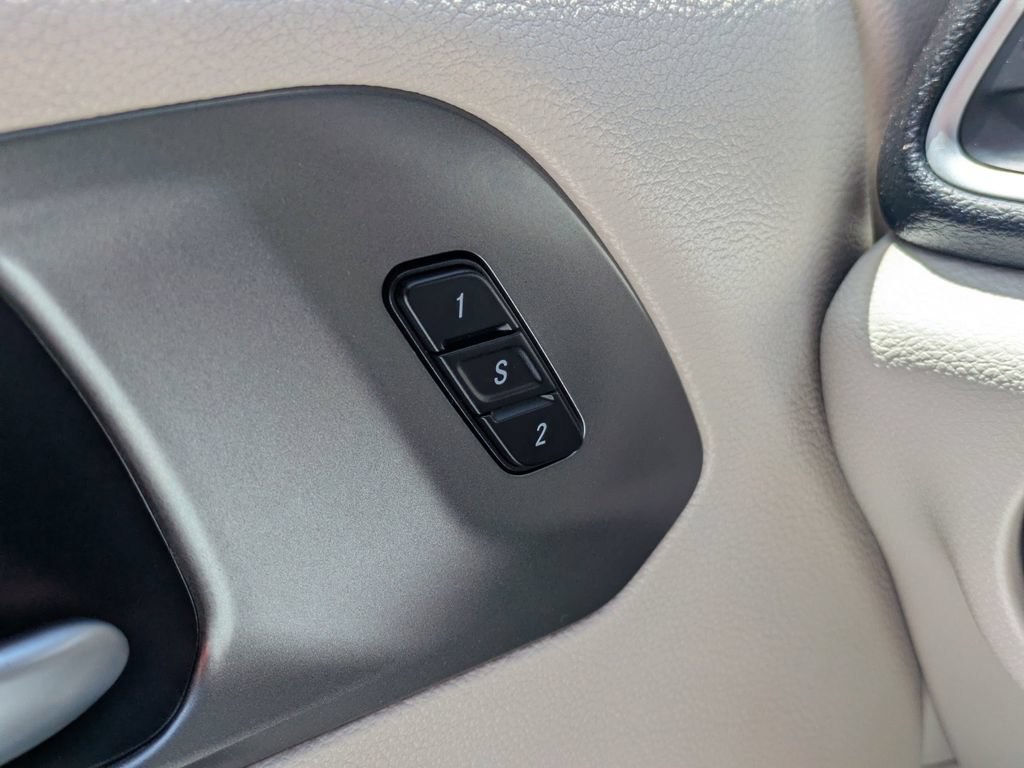 Used 2024 Chrysler Pacifica Touring-L FWD image 25