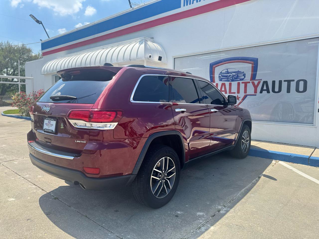 Used 2020 Jeep Grand Cherokee Limited AWD/4WD image 31