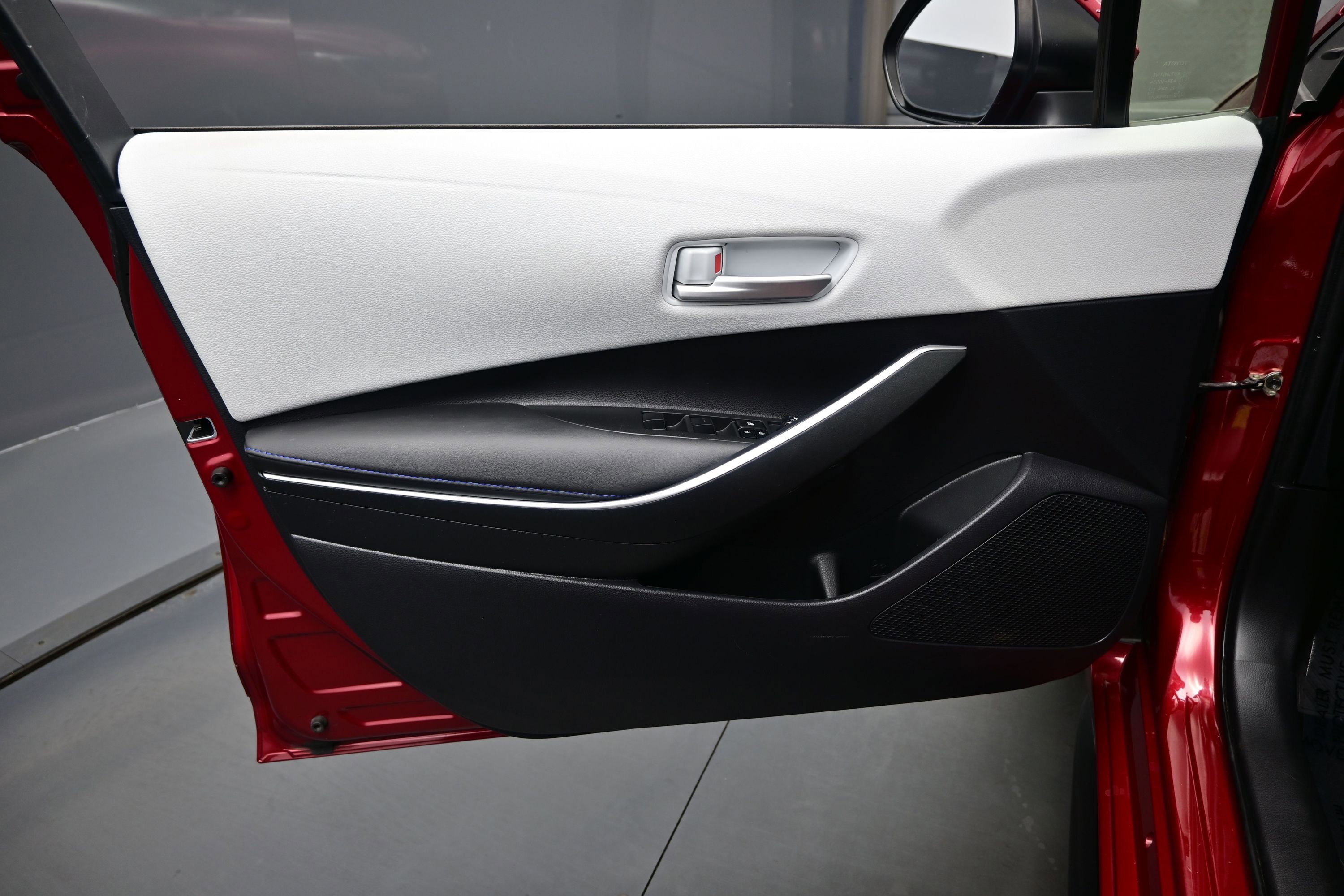 Used 2022 Toyota Corolla SE w/ Carpet Mat Package (TMS) FWD image 9