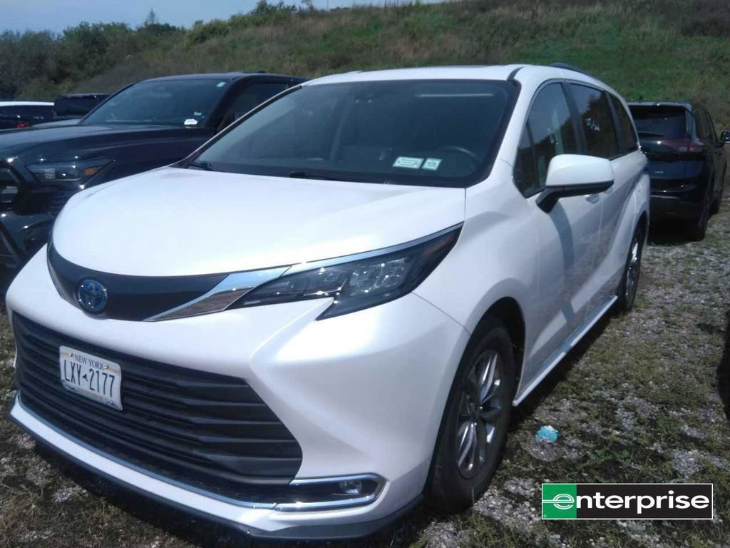 Used 2024 Toyota Sienna XLE FWD image 2