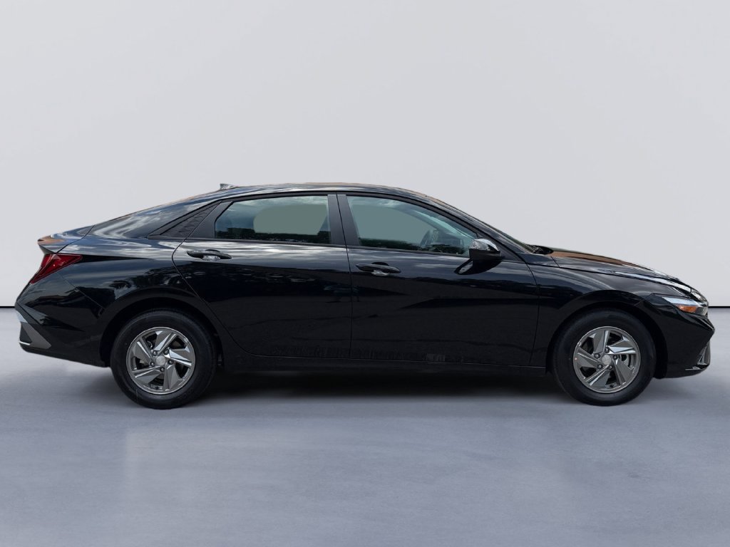 New 2026 Hyundai Elantra SE FWD image 2