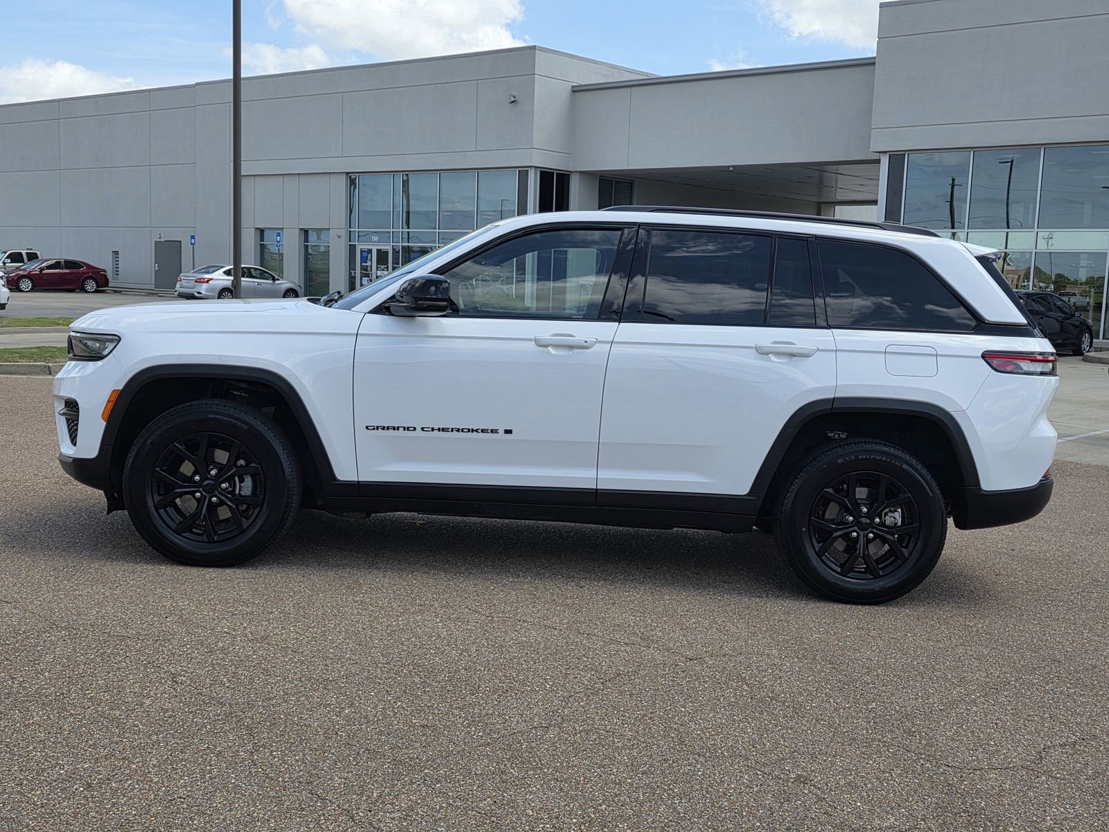 Used 2024 Jeep Grand Cherokee Altitude AWD/4WD image 8