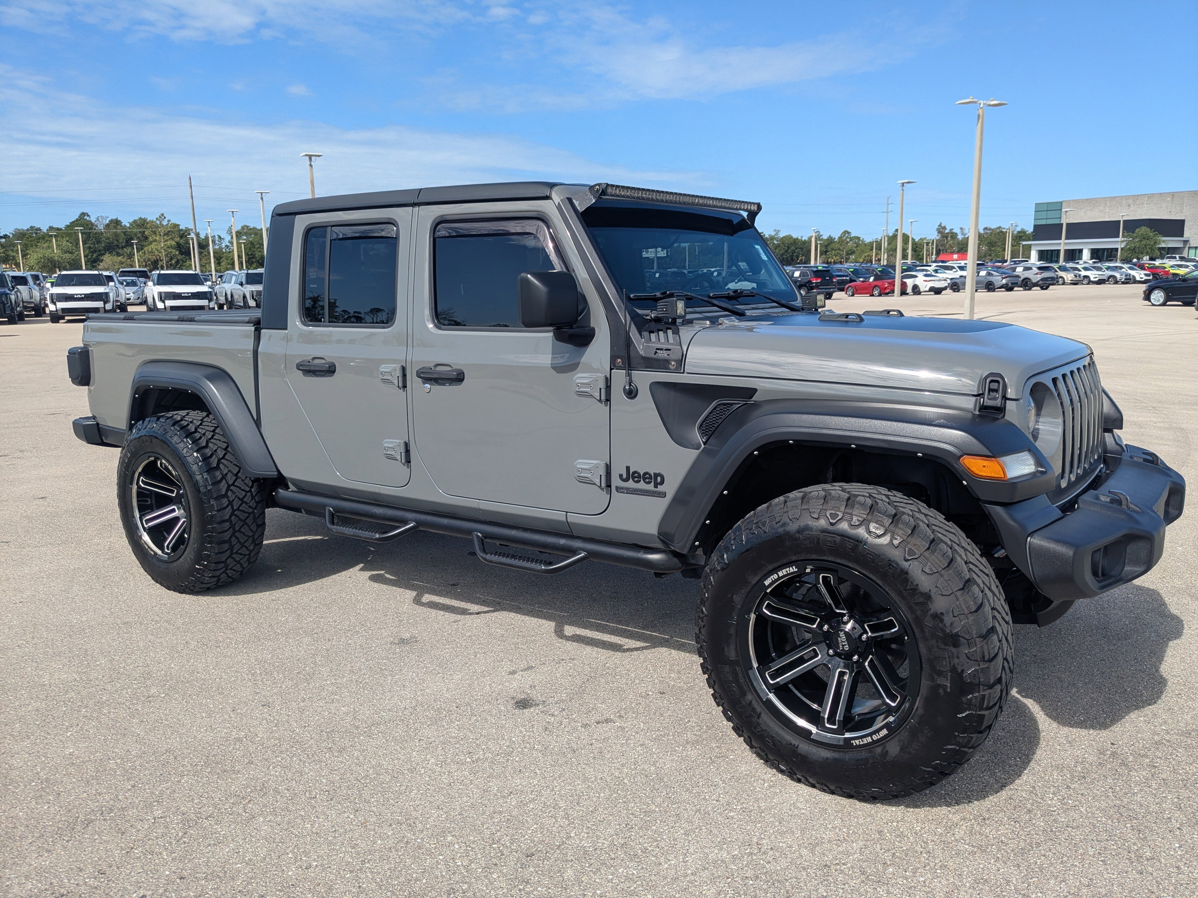 Used 2022 Jeep Gladiator Sport AWD/4WD image 2