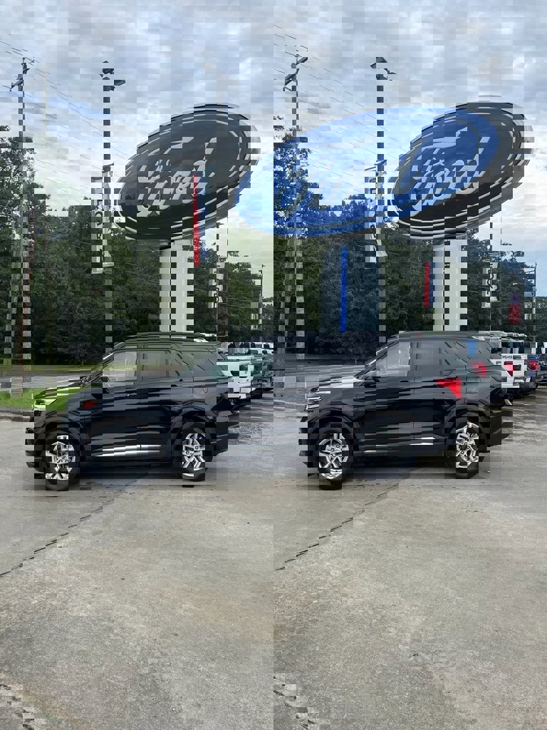 Used 2024 Ford Explorer XLT w/ Equipment Group 202A image 3