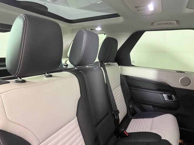 Used 2025 Land Rover Discovery Metropolitan Edition AWD/4WD image 29