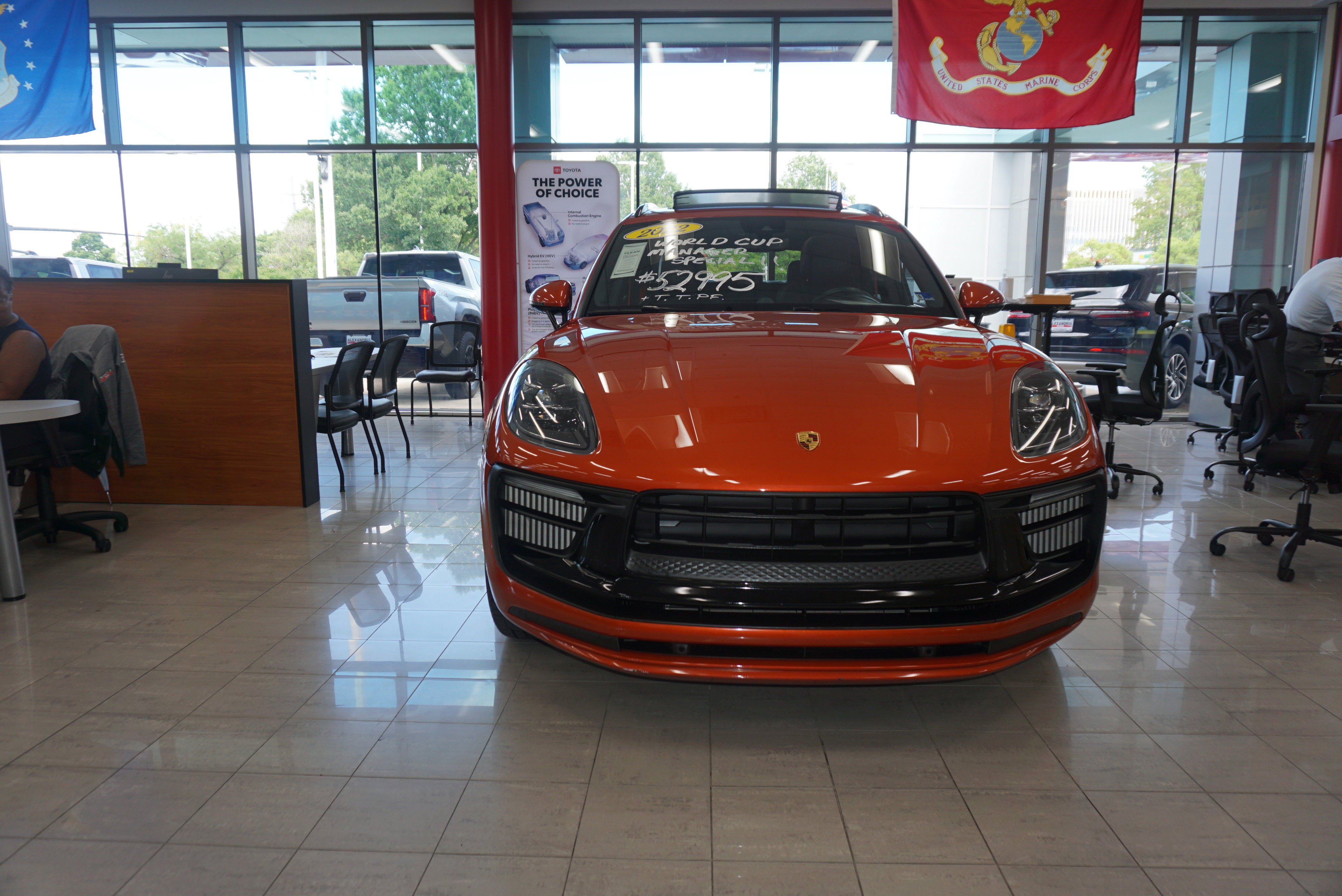 Used 2022 Porsche Macan S AWD/4WD image 2