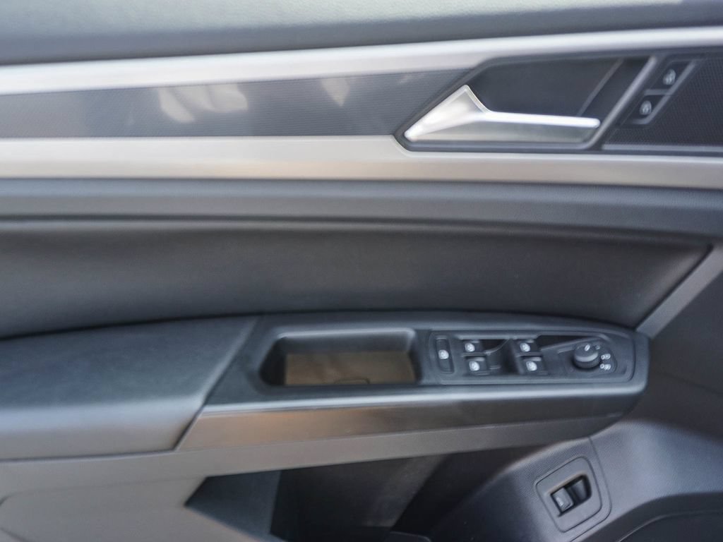 Used 2020 Volkswagen Atlas Cross Sport SE w/ Panoramic Sunroof Package AWD/4WD image 18