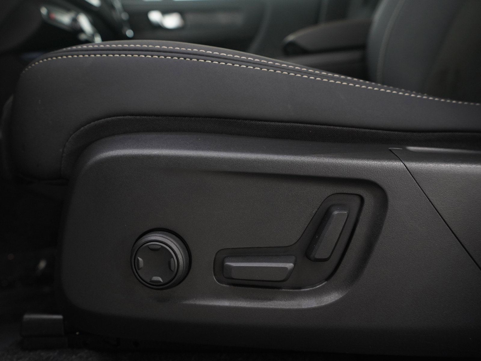 Used 2023 Volvo C40 P8 Recharge Plus image 22