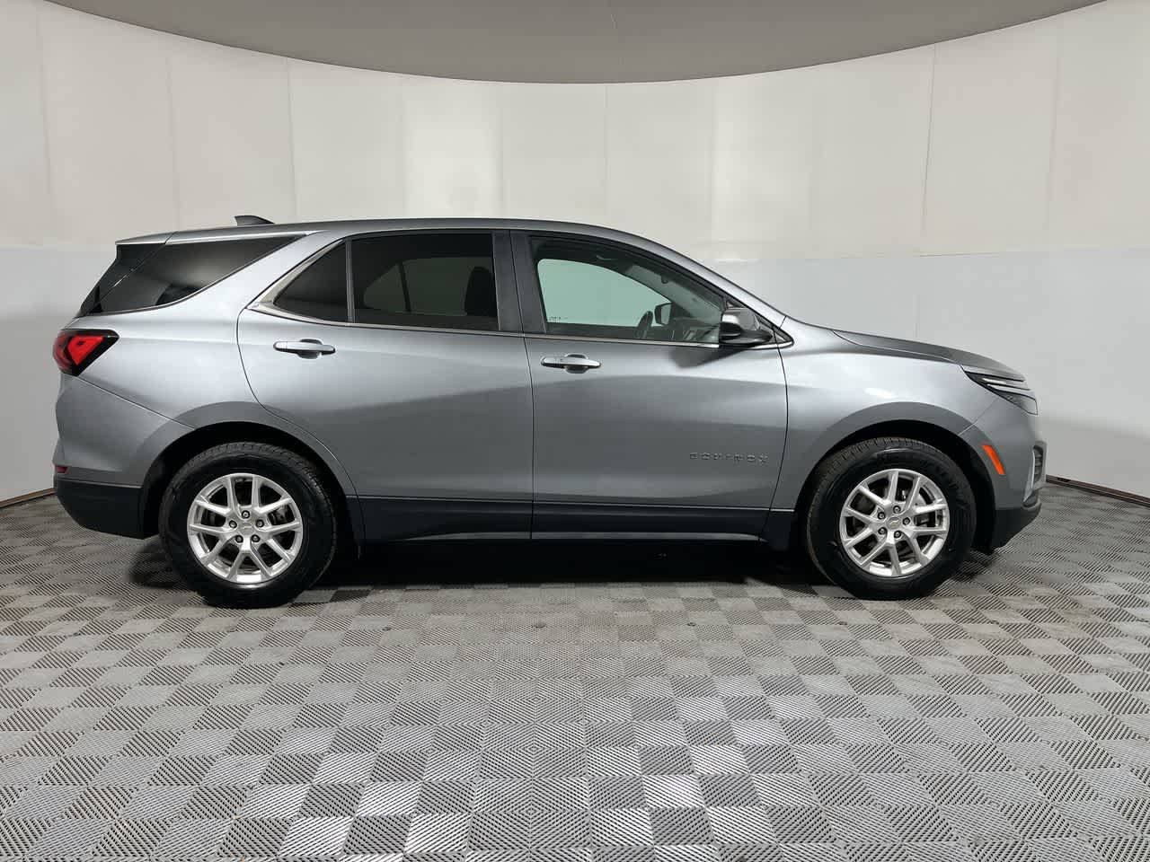 Used 2024 Chevrolet Equinox LT w/ Driver Convenience Package FWD image 9
