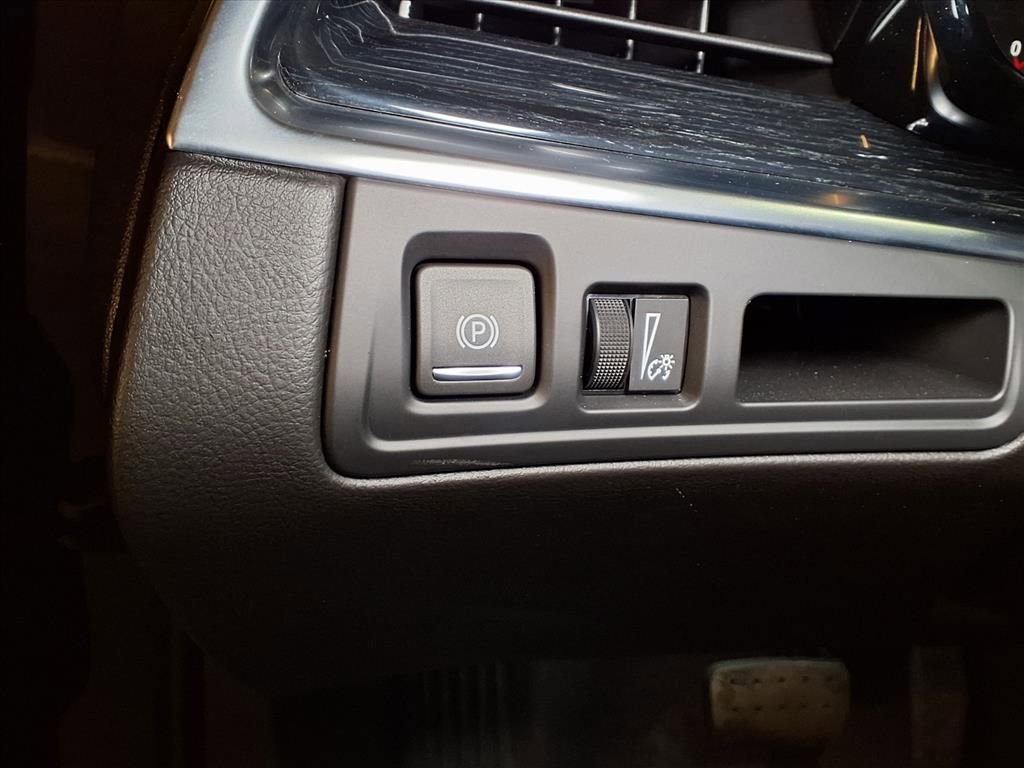 New 2025 Cadillac XT5 Premium Luxury FWD image 17