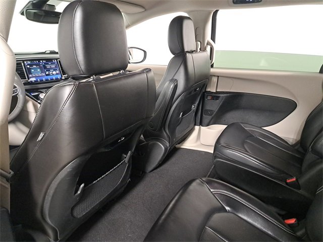 Used 2023 Chrysler Pacifica Touring-L image 11