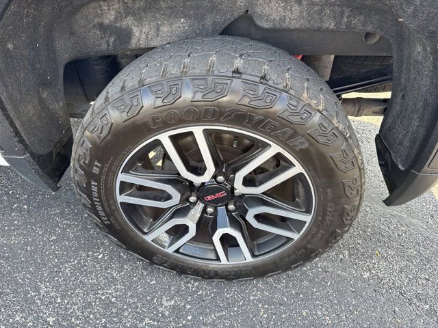 Used 2022 GMC Sierra 1500 AT4 w/ AT4 Premium Package image 3