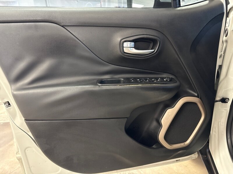 Used 2016 Jeep Renegade Limited FWD image 11
