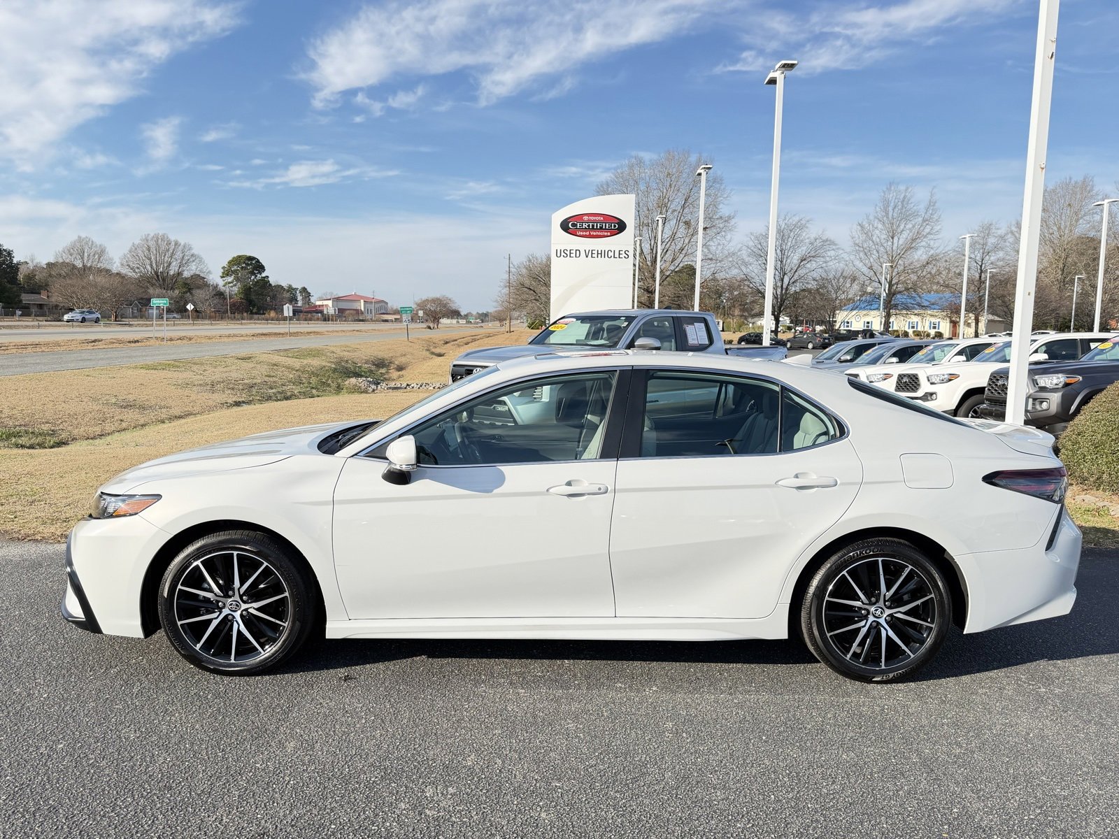 Used 2024 Toyota Camry SE image 3