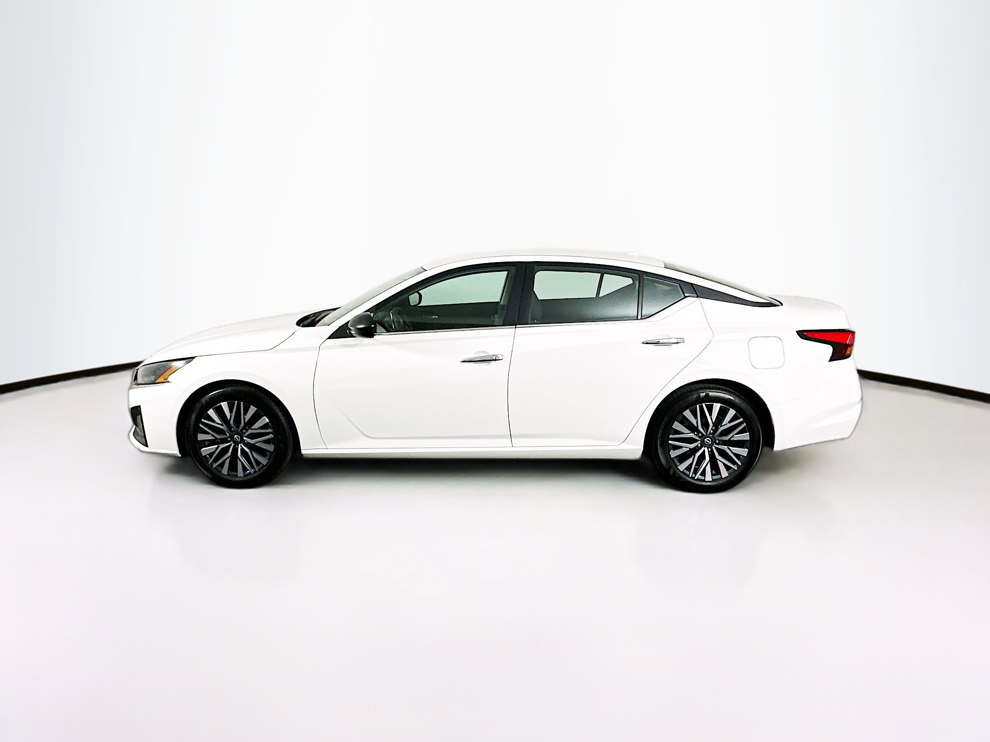 Used 2025 Nissan Altima 2.5 SV image 4