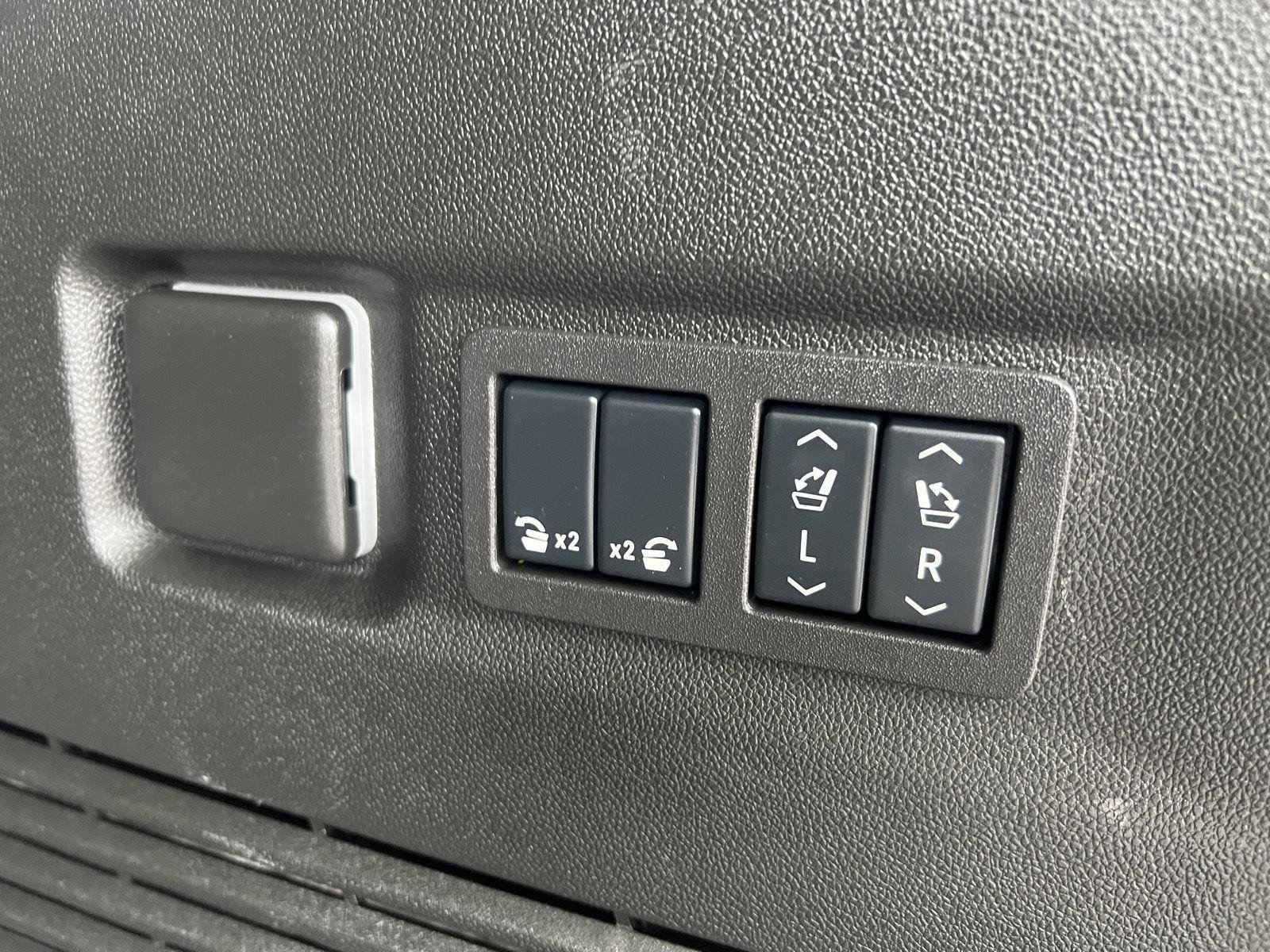 Used 2025 GMC Yukon XL Denali Ultimate AWD/4WD image 18