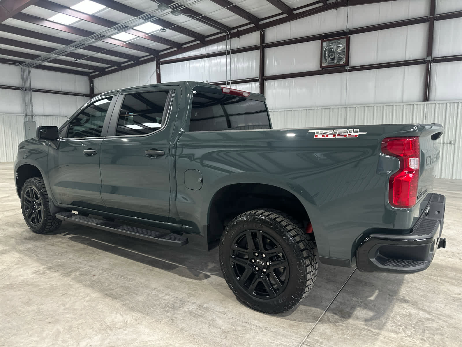 Used 2026 Chevrolet Silverado 1500 Custom Trail Boss w/ LPO, Dark Essentials Package AWD/4WD image 3