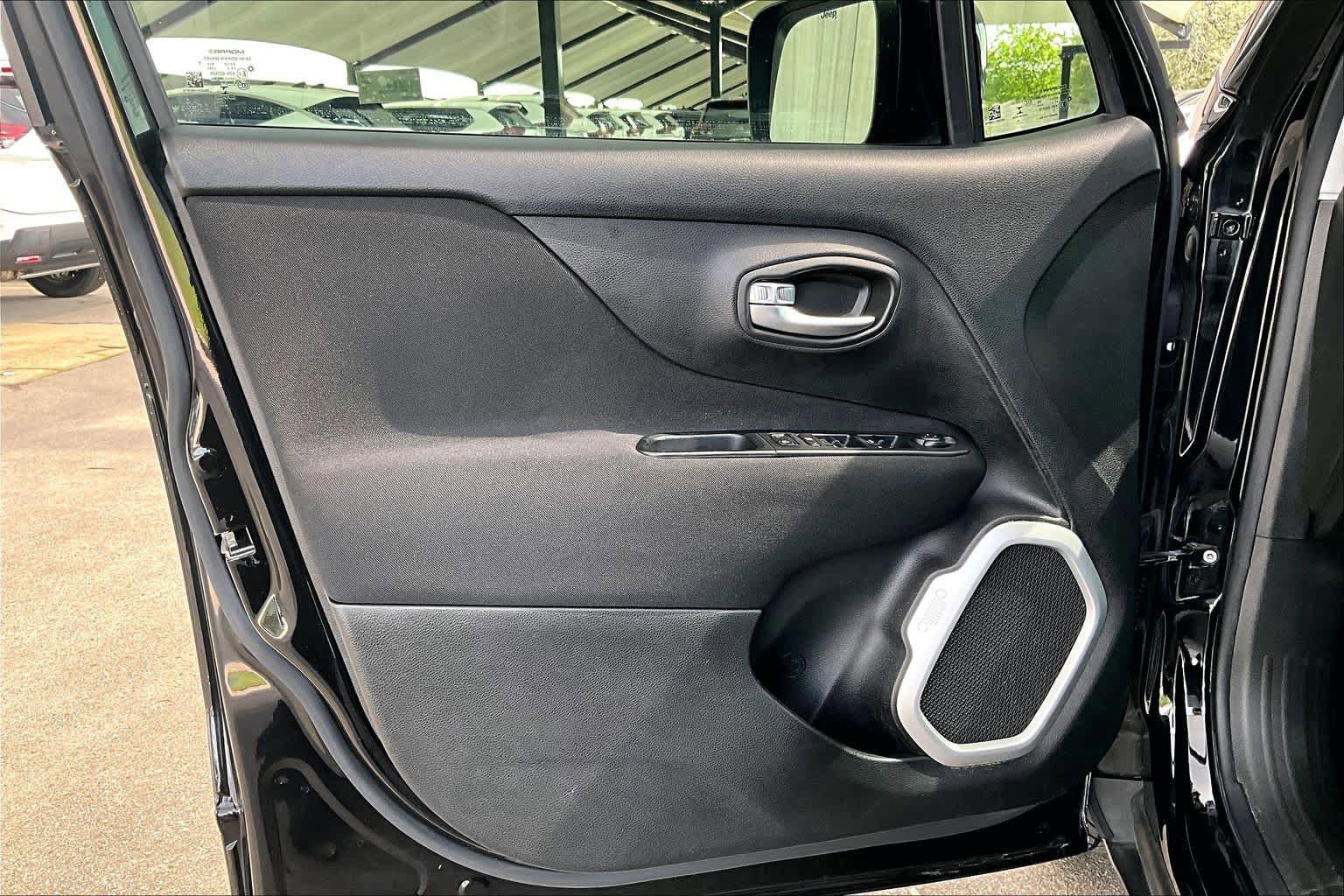 Used 2018 Jeep Renegade Latitude w/ Popular Equipment Group FWD image 21