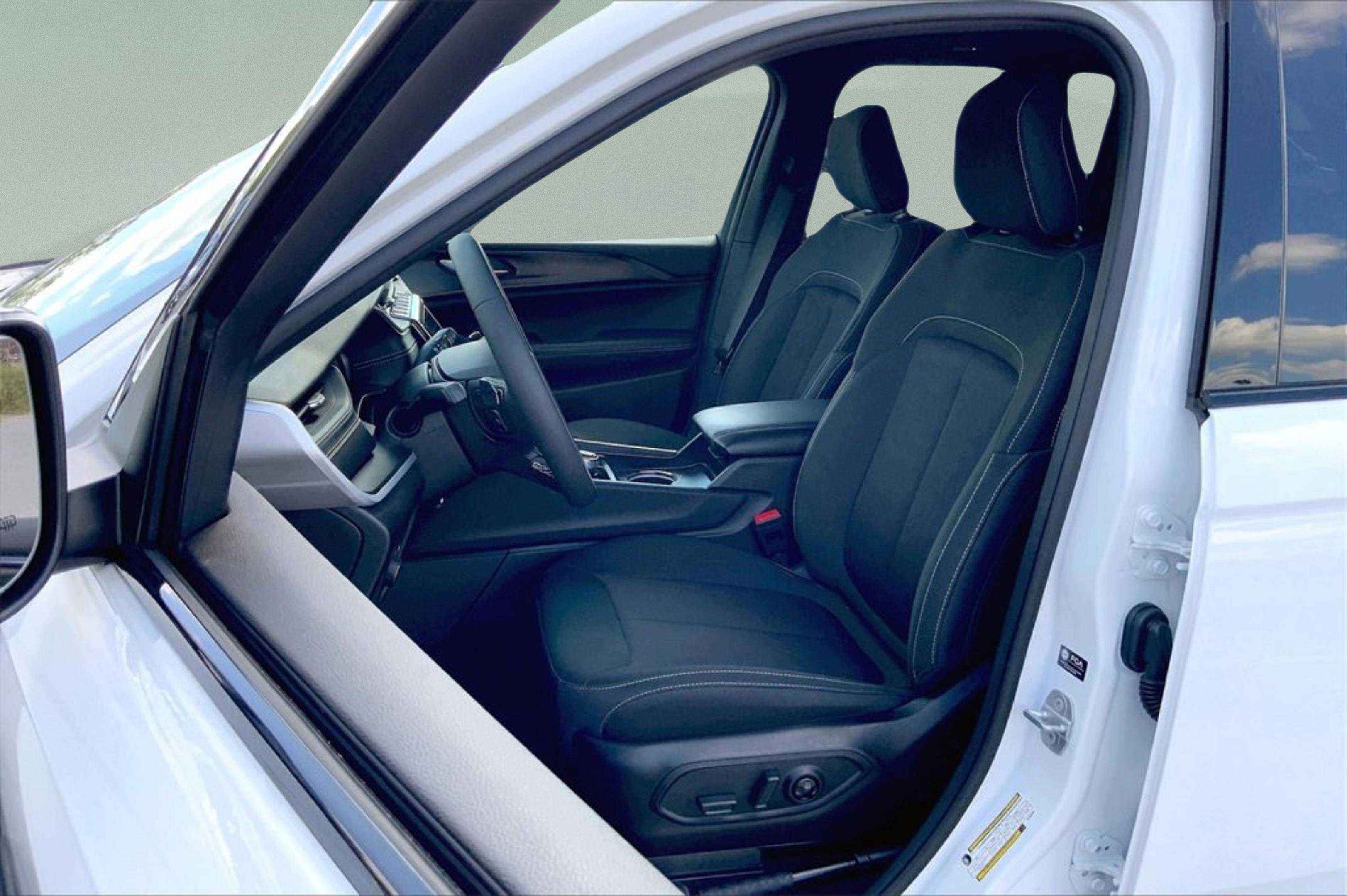 Used 2025 Jeep Grand Cherokee Laredo X image 26